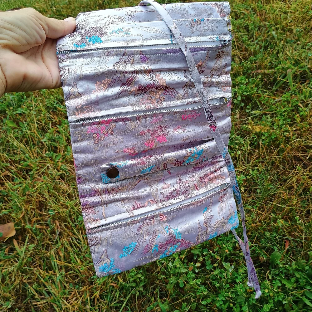 GoRGEoUS Asian inspired satin jewelry or makeup bag w pockets, jewelry bag
